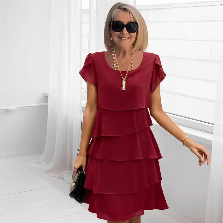 Elegancka sukienka letnie na wesele z kwadratowym dekoltem i warstwową spódnicą midi