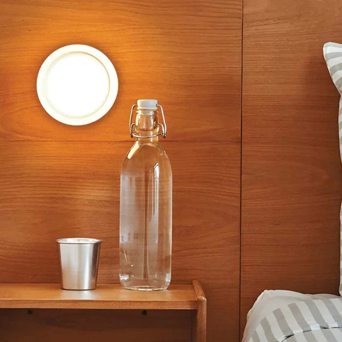 Nowoczesne oświetlenie ścienne LED z okrągłą designerską oprawą w bursztynowym kolorze