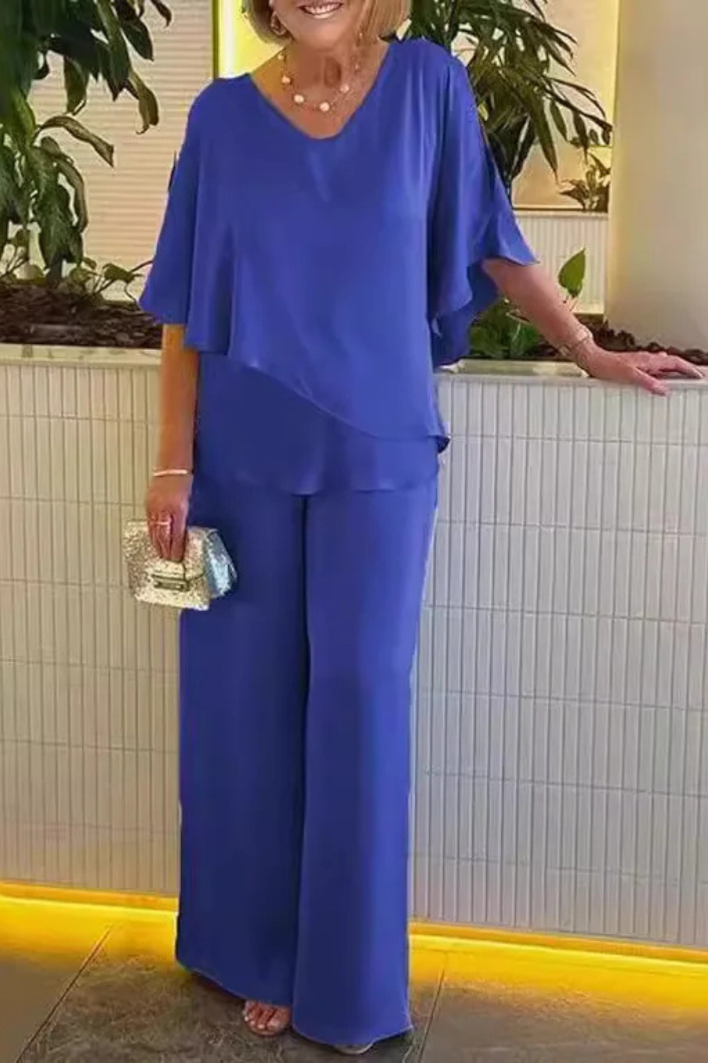 Elegancki dwuczęściowy strój damski z dekoltem w serek i zwiewną bluzką